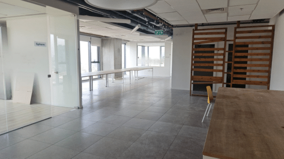 משרד עם נוף לים מוכן לכניסה במגדלי אלון