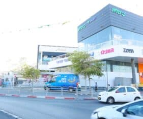 עם אפשרות לחיבור בין יחידות ליצירת שטח מסחרי רציף