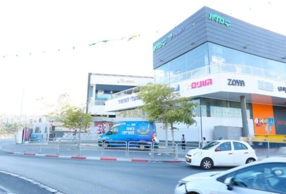 עם אפשרות לחיבור בין יחידות ליצירת שטח מסחרי רציף