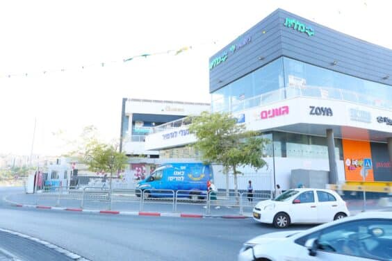 עם אפשרות לחיבור בין יחידות ליצירת שטח מסחרי רציף