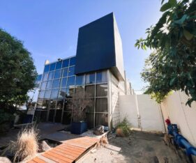 מבנה מרווח בייעוד לתעשייה קלה ואולם תצוגה