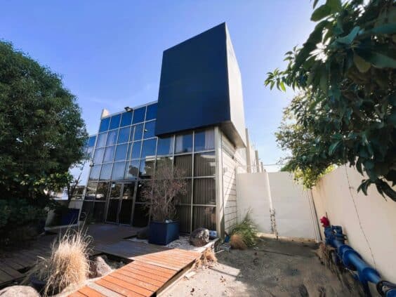 מבנה מרווח בייעוד לתעשייה קלה ואולם תצוגה