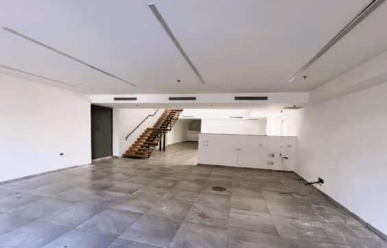 מבנה מרווח בייעוד לתעשייה קלה ואולם תצוגה