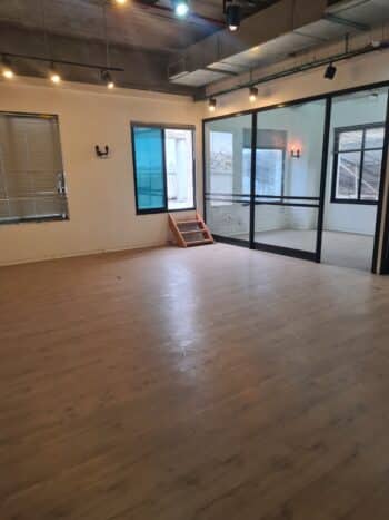 מטבח מאובזר, חדר תקשורת, מעליות