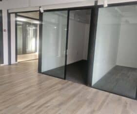 בנוייה ברמת גימור גבוהה במרכז המסחרי של היישוב