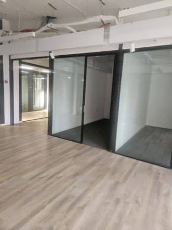 בנוייה ברמת גימור גבוהה במרכז המסחרי של היישוב