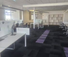 משרד משופץ ומחודש בחלוקת חדרים מוארים, חדר ישיבות מטבח