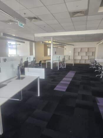 משרד משופץ ומחודש בחלוקת חדרים מוארים, חדר ישיבות מטבח