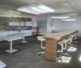 בבניין במיקום מצויין בעתיר ידע משרד משופץ ומחודש