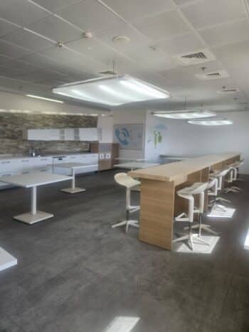 בבניין במיקום מצויין בעתיר ידע משרד משופץ ומחודש