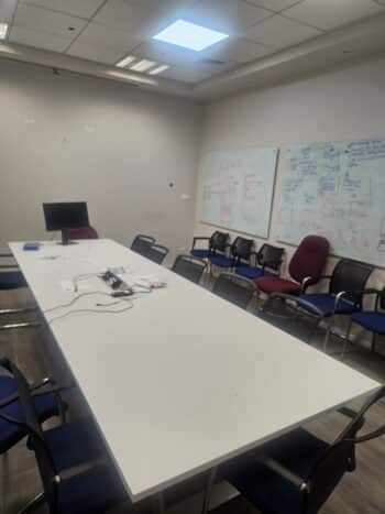 מטבח מאובזר, חדר תקשורת, מעליות חדישות, 