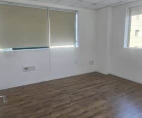 מטופח בסמוך לחניה ציבורית משרד מואר בחלוקת חדרים