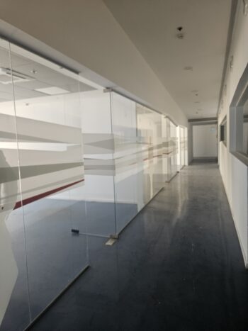 חצר תפעולית עם גישה לפריקה וטעינה, מרחב מוגן