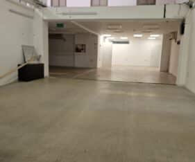 כולל אפשרות לפריקה וטעינה, משולב במשרדים מוארים