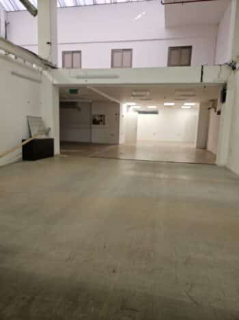 כולל אפשרות לפריקה וטעינה, משולב במשרדים מוארים