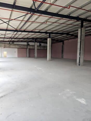 כולל מטבח מאובזר, חדר תקשורת, חצר תפעולית עם גישה לפריקה וטעינה