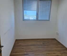 משרד מסודר ופונקציונלי המחולק ל3 חדרים