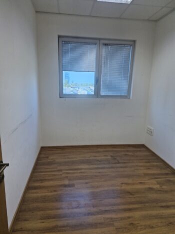 משרד מסודר ופונקציונלי המחולק ל3 חדרים