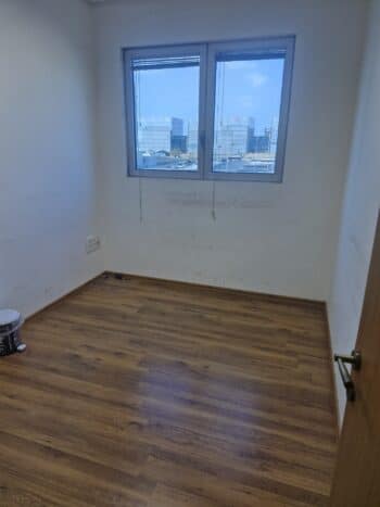 חדר ישיבות, כולל עמדת מזכירות ופינת המתנה ומטבח