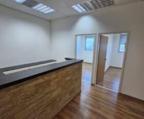 חלוקה ל4 חדרים, מטבחון ועמדת מזכירות עם פינת המתנה