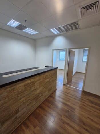 חלוקה ל4 חדרים, מטבחון ועמדת מזכירות עם פינת המתנה