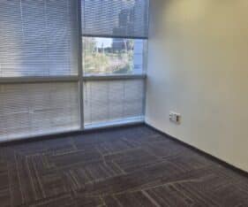 שילוב של חדרי מנהלים וחדרי צוותים, מטבח, שירותים, חדרי ישיבות