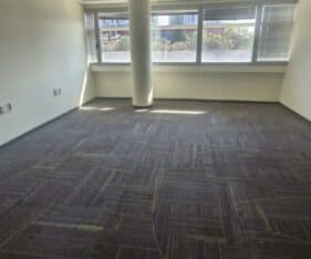 בבניין הייטק ייצוגי