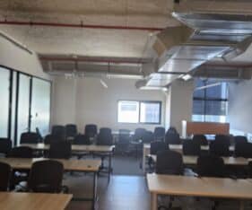 בקומה השנייה משרדים וחללים לישיבה באופן ספייס, חדרי ישיבות מטבחון וכו