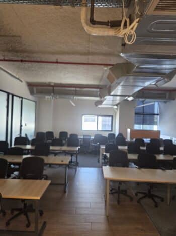 בקומה השנייה משרדים וחללים לישיבה באופן ספייס, חדרי ישיבות מטבחון וכו
