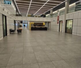 קרקע משולב משרדים בהיקף הבניין במרכז וחלל מרכזי גדול