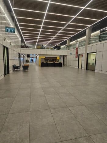 קרקע משולב משרדים בהיקף הבניין במרכז וחלל מרכזי גדול