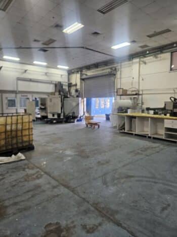 חצר תפעולית וחניות