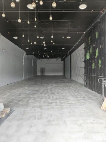 במרכז מסחרי פעיל ומרכזי