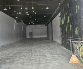 חנות של כ 300 מטר תקרה גבוהה וחזית רחבה