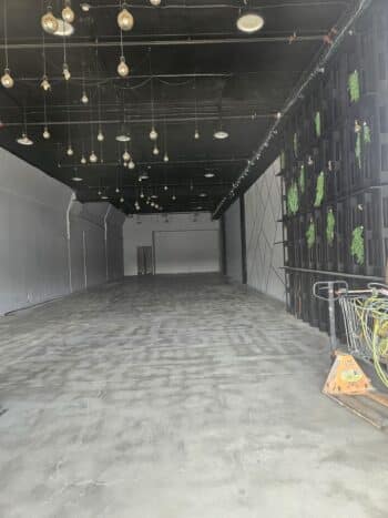 חנות של כ 300 מטר תקרה גבוהה וחזית רחבה