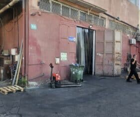 מחסנים עם כניסה רחבה