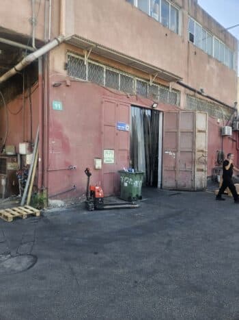 מחסנים עם כניסה רחבה