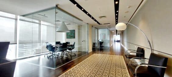 בקומה גבוהה מאד במגדל יוקרה בבסר בני ברק