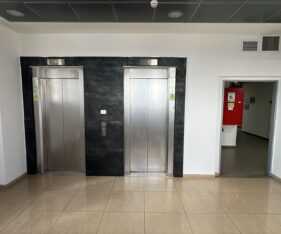 המשרד עם חלונות לחזית מחולק בצורה נהדרת