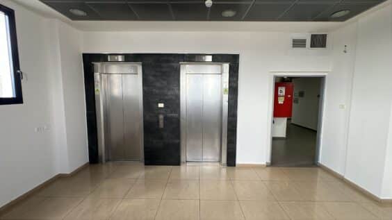 המשרד עם חלונות לחזית מחולק בצורה נהדרת