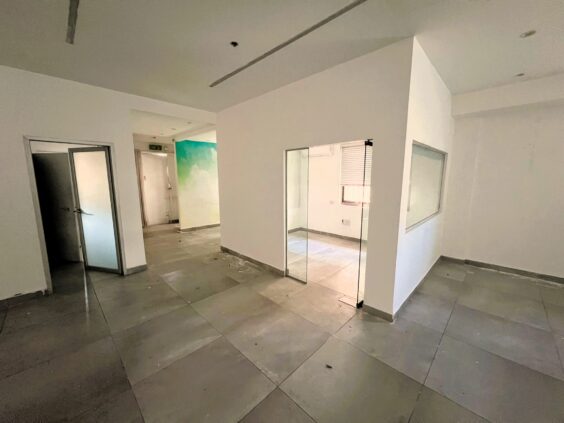 2 קומות תפעוליות, מחוברות במדרגות חירום