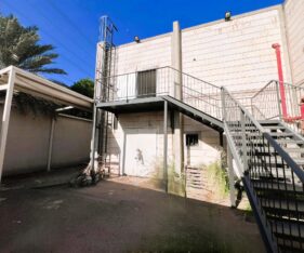 עם כניסה ראשית מרשימה ועוד כניסה אחורית נפרדת