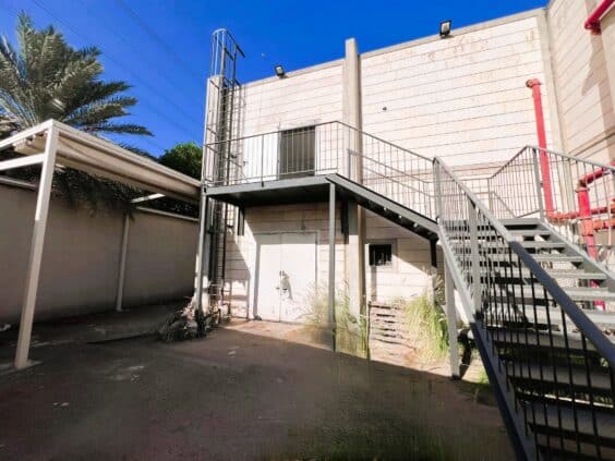 עם כניסה ראשית מרשימה ועוד כניסה אחורית נפרדת