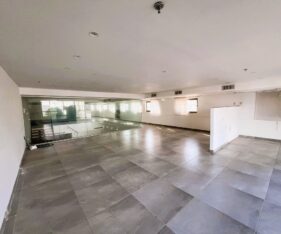 כולל מטבח מאובזר, חניות מרווחות וחצר תפעולית