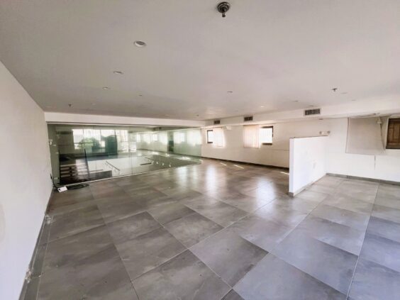 כולל מטבח מאובזר, חניות מרווחות וחצר תפעולית