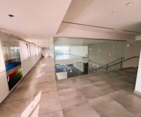 חצר תפעולית עם גישה לפריקה וטעינה