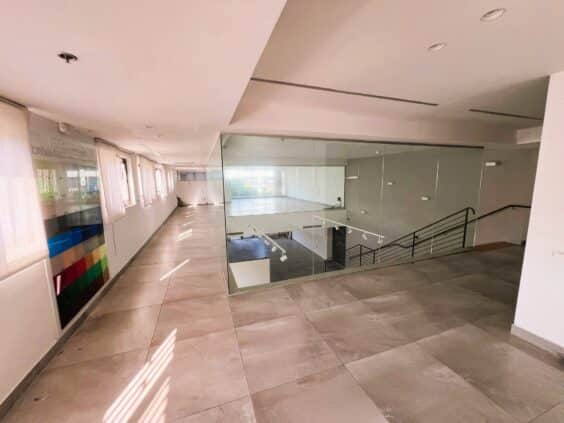 חצר תפעולית עם גישה לפריקה וטעינה