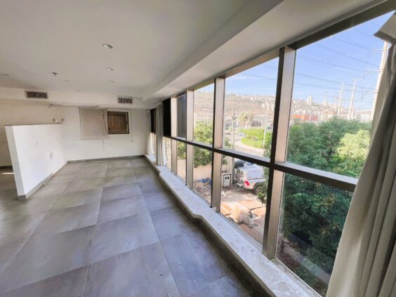 מתאים לתעשייה קלה, אולם תצוגה, סטודיו, מרפאות, מעבדות, משרדים ועוד