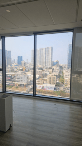 מחולקים לשני אזורי אופן ספייס וחדרי ישיבות