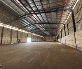 עם פתחים רחבים וחצר תפעולית ולפריקה וטעינה